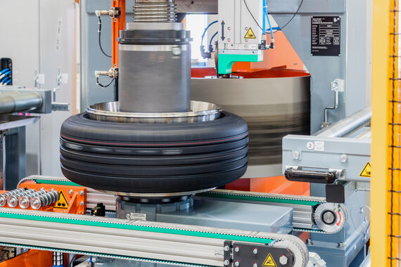 Tire uniformity machine