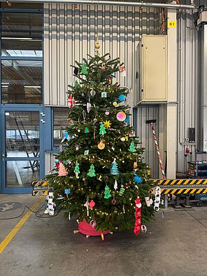 Little artists, big Christmas tree&rdquo; &ndash; A creative Christmas activity at Hofmann