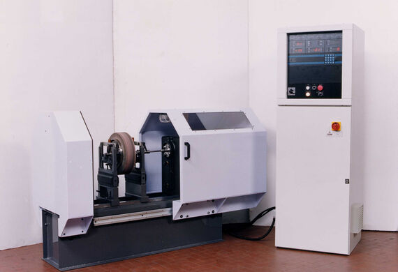 Horizontal balancing machine