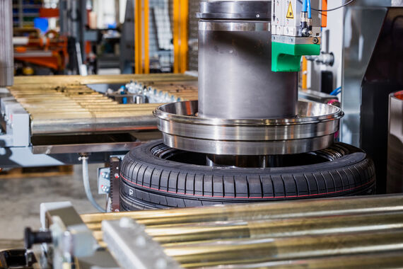 Tire uniformity machine