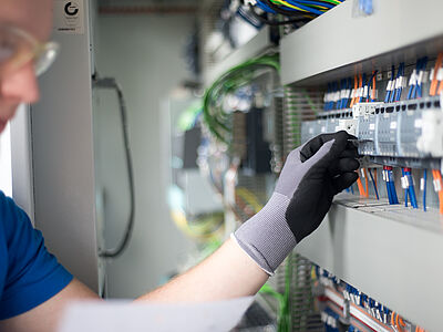 Unser Elektroniker bei der Elektrischen Fertigung der RGM-G