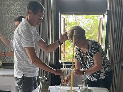 Es wird ein Turm aus Spaghetti, einem Marshmallow und einem Stück Seil gebaut